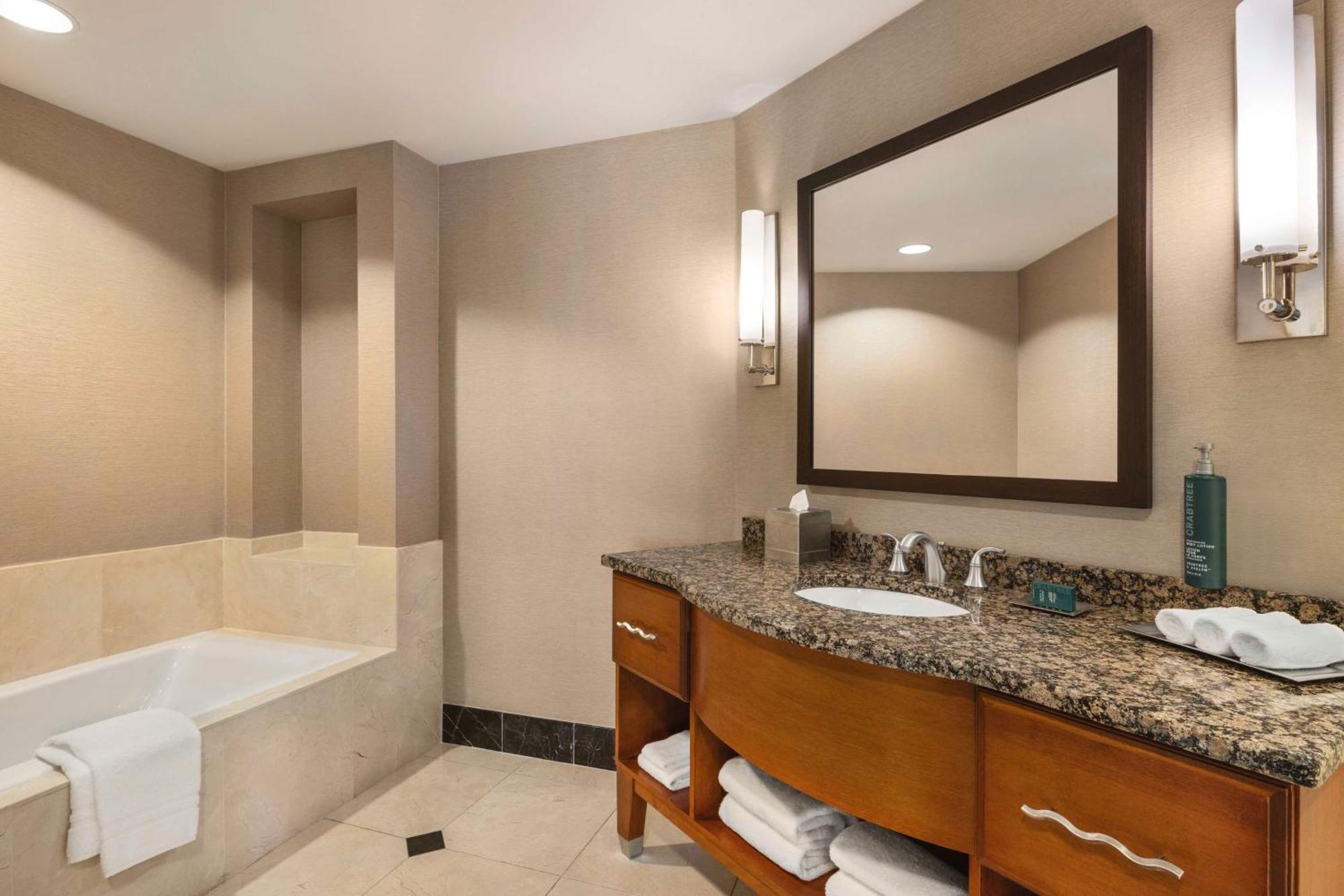 Hilton Philadelphia City Avenue Exterior foto